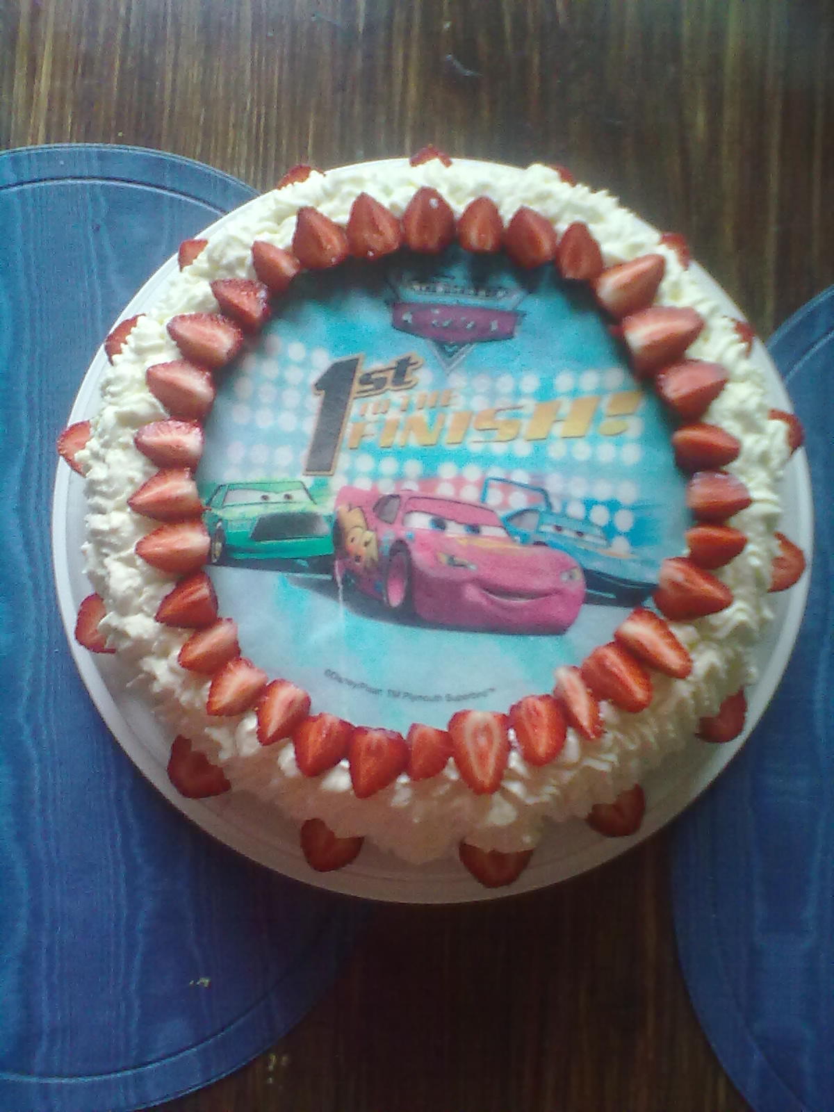 Juhlatorttu koristeltu mansikoin