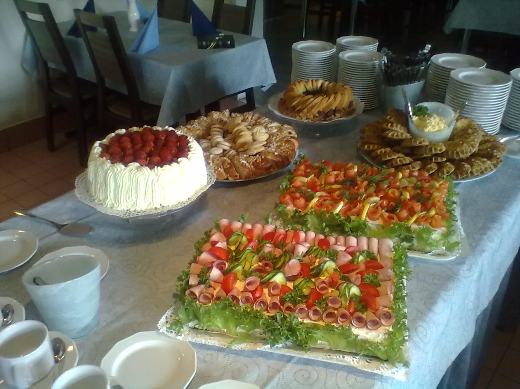 Kattavasti katettu juhlapöytä