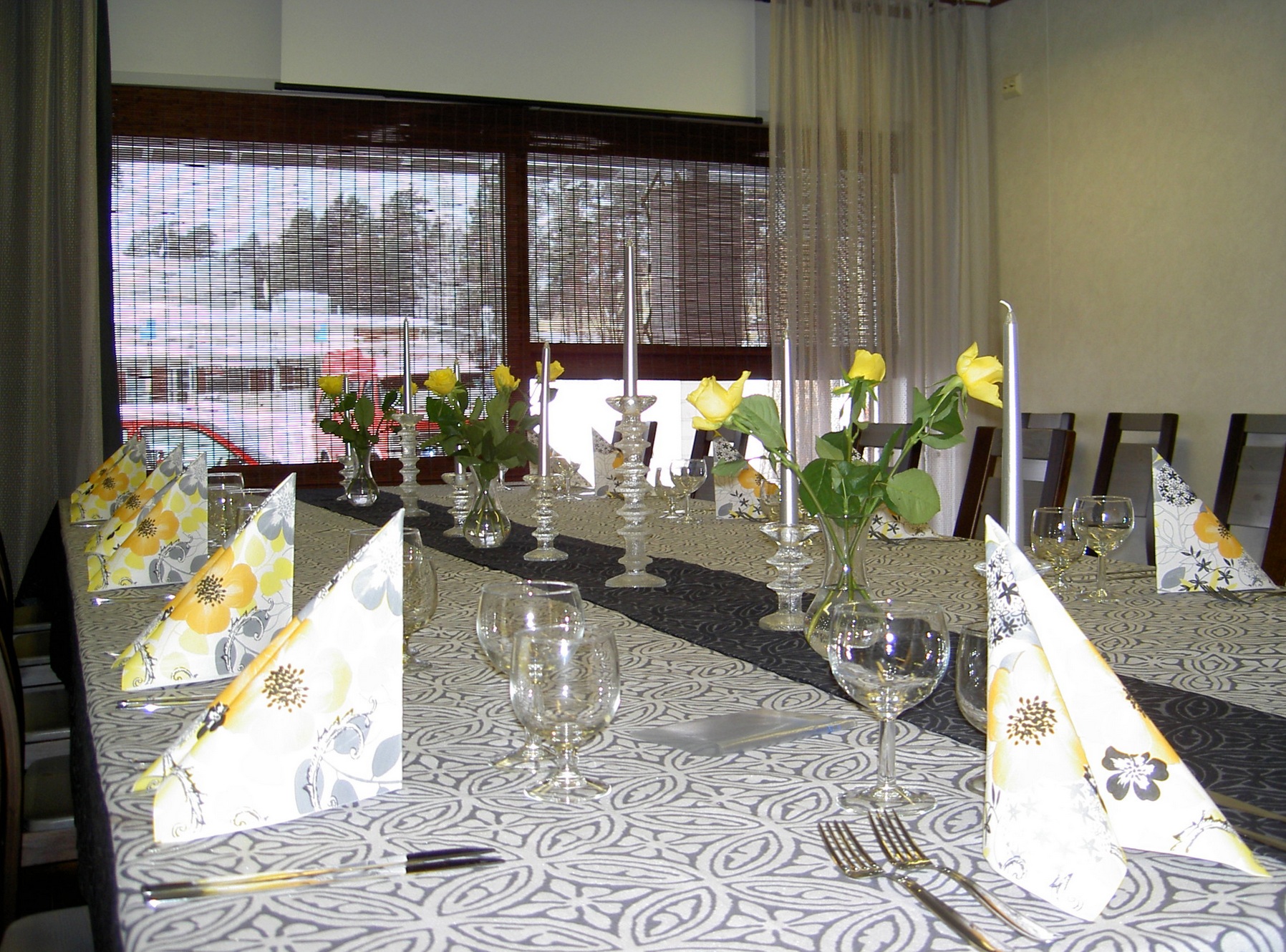 Kauniisti katettu juhlasali kynttilöineen