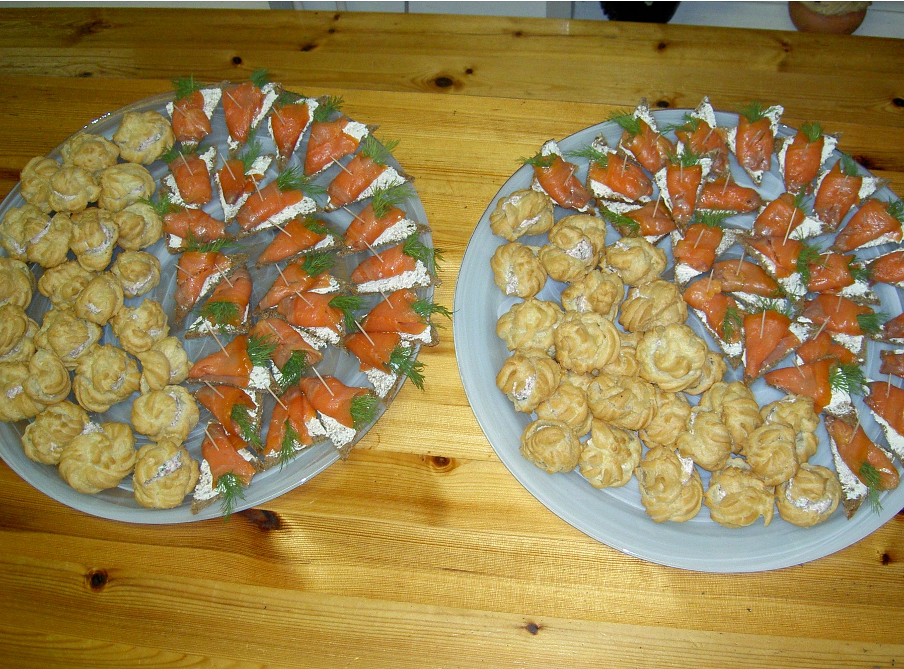 Lohivoileipäkakku ja tuulihatut